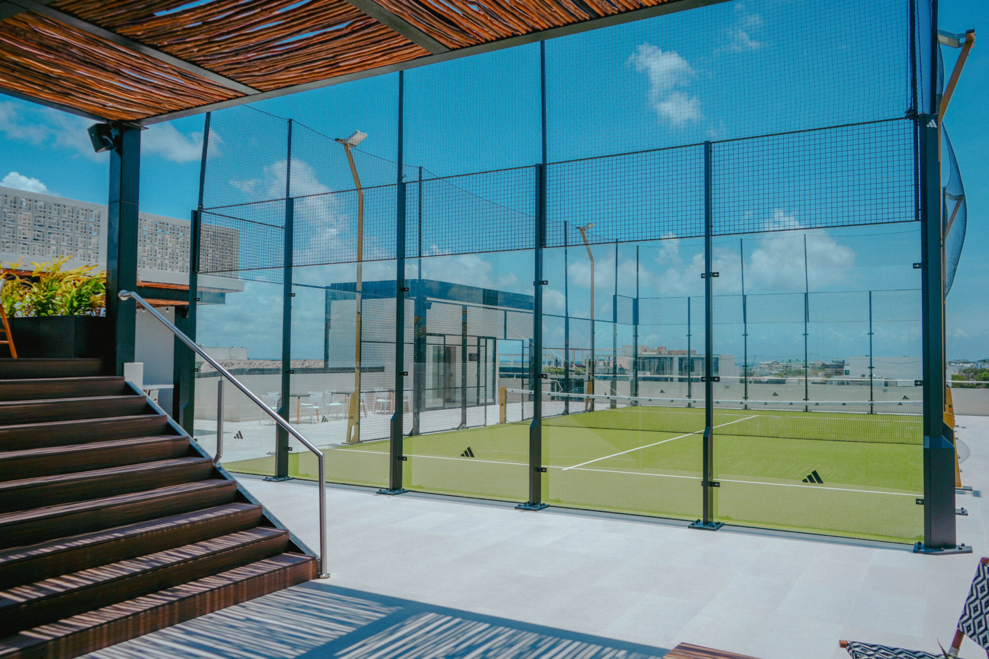 Cancha de pádel en rooftop con vista panorámica al cielo y la ciudad de Playa del Carmen, dentro de un desarrollo residencial de lujo con departamentos en venta en Playa del Carmen que combinan exclusividad, diseño y estilo de vida caribeño.