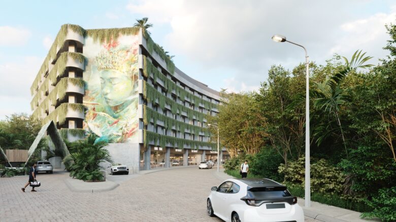 Fachada principal del desarrollo Macondo Tulum con mural artístico de gran formato, vegetación colgante en los balcones y entorno rodeado de selva tropical, representando los departamentos en venta en Tulum.