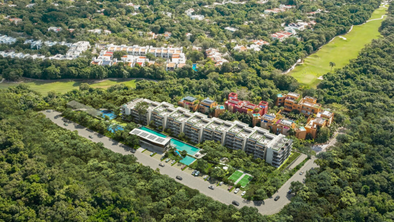 Vista aérea de Macondo Playacar dentro del residencial privado Playacar, mostrando edificios residenciales modernos con terrazas, amplias áreas verdes, albercas, canchas deportivas y el campo de golf rodeado de selva tropical. Un desarrollo con departamentos en venta en Playa del Carmen que combina elegancia y naturaleza.